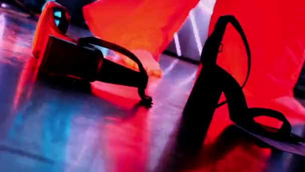Mädchen Zieht Sich Aus Und Tanzt Auf Einer Party — Stockvideo