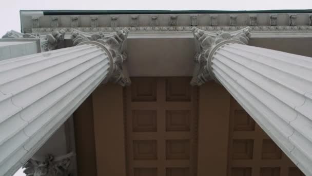 Budynek Dużymi Kolumnami Widok Ulicy Jesienią — Wideo stockowe