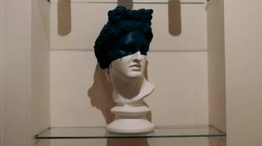 David 'in şık alçıtaşı heykeli oturma odasında ya da kafenin içinde patlamış. Michelangelo David heykel alçı kopyası masada. Modern ve lüks ev dekorasyonu