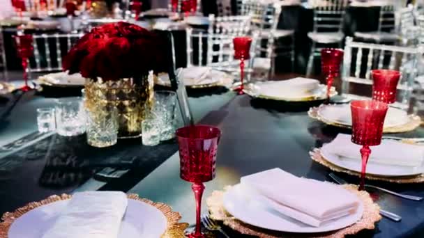 Mesa Con Servicio Azul Rojo Vasos Platos Cubiertos — Vídeos de Stock