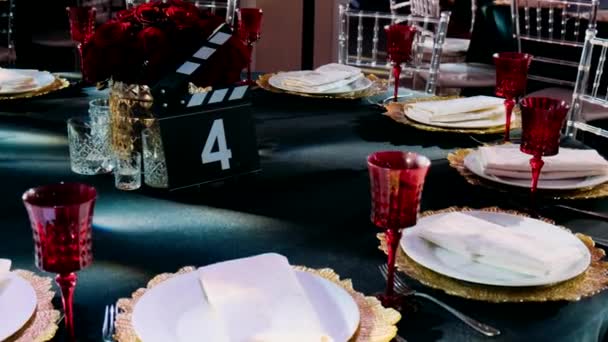Tavolo Con Servizio Blu Rosso Bicchieri Piatti Posate — Video Stock