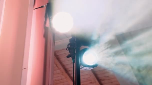 Światła Reflektorów Świecą Promieniem Światła Kamery — Wideo stockowe