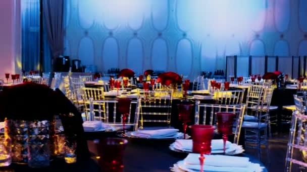 ブルーレッドサービングのテーブル メガネ プレート カトラリー — ストック動画