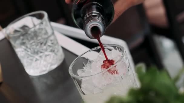 Алкоголь Наливающийся Бутылки Стакан Льдом — стоковое видео