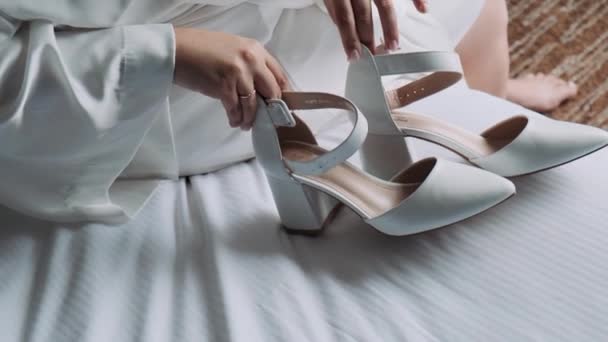 Mãos Femininas Tomam Sapatos Brancos — Vídeo de Stock