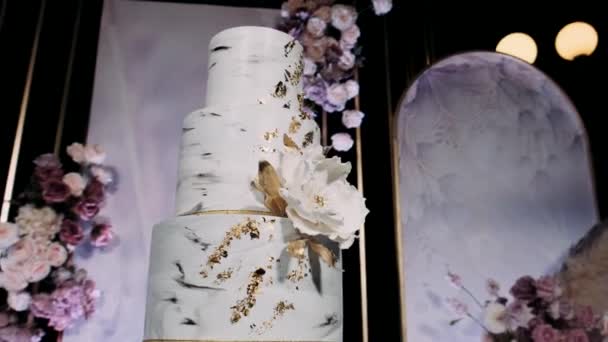 4層のホワイトとゴールドケーキ — ストック動画