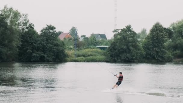 Surfen Een Plank Achter Een Boot Rivier — Stockvideo