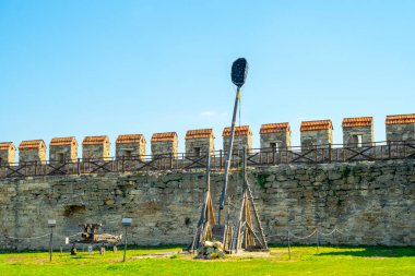 Ortaçağ ahşap mancınığının dış görünüşü. 