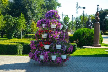 Çiçekli park, yeşil çimenler ve çiçek tarhları