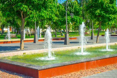 Yaz parkında fıskiye. Su damlalarıyla akan çeşme. Çeşmedeki su jetleri.