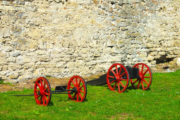レンガの壁の前に の古い中世の大砲キヤノン — ストック写真