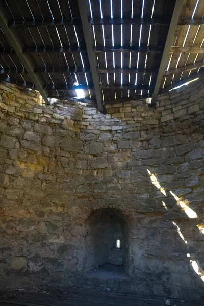 Tunel Piwniczny Starego Zamku Kamienne Mury Więzienia Stary Kamienny Loch — Zdjęcie stockowe
