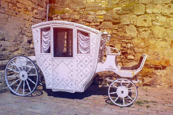 Vieille Voiture Blanche Sur Fond Bâtiment Brique — Photo