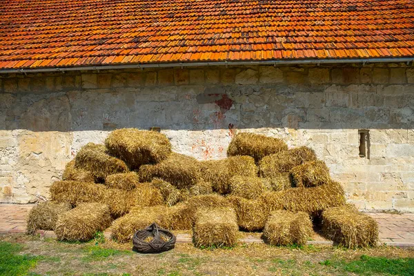 Gouden Hooiberg Voor Een Oud Bakstenen Gebouw Stapel Droog Hooi — Stockfoto