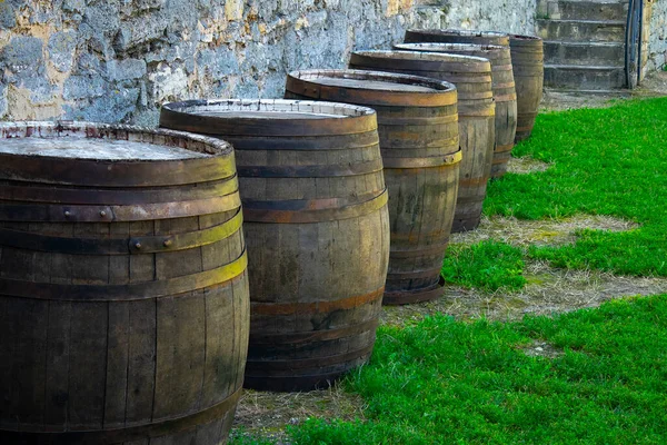 Wein Und Cognac Eichenfässer Mit Metallreifen — Stockfoto