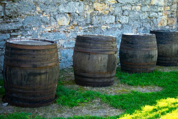 Wein Und Cognac Eichenfässer Mit Metallreifen — Stockfoto