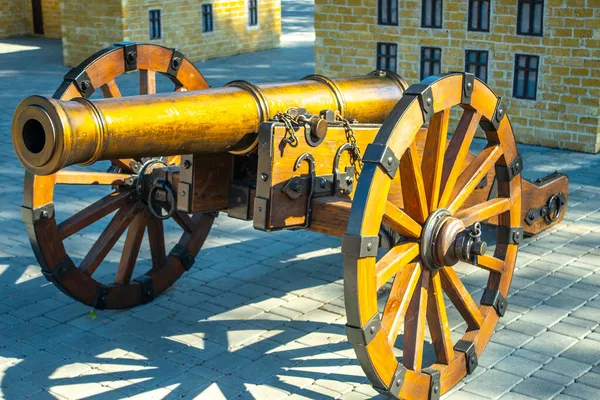 レンガの壁の前に の古い中世の大砲キヤノン — ストック写真