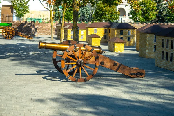 Vecchio Canone Artiglieria Medievale Davanti Muro Mattoni — Foto Stock