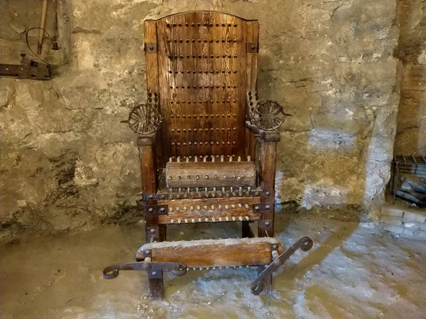 Деревянное Кресло Пыток Выставлено Палате Замка Лицензионные Стоковые Изображения