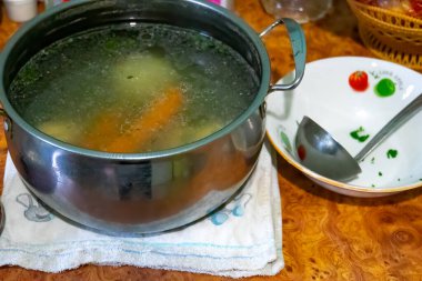 Taze sebze çorbası masada.