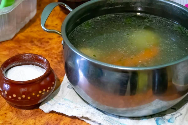 テーブルの上の鍋に新鮮な野菜スープ — ストック写真