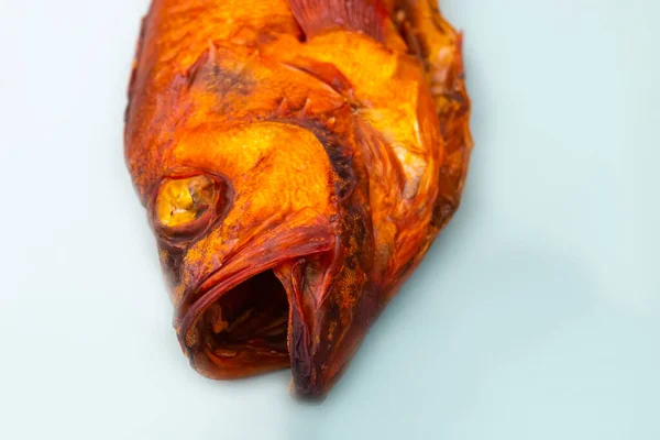 Ikan Bass Asap Panas Diisolasi Pada Latar Belakang Putih — Stok Foto