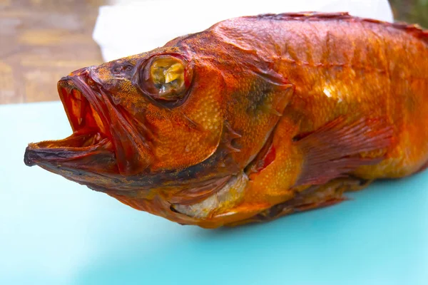 Poisson Achigan Fumé Chaud Isolé Sur Fond Blanc — Photo