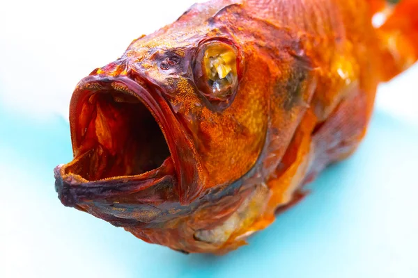 Pescado Bajo Ahumado Caliente Aislado Sobre Fondo Blanco — Foto de Stock