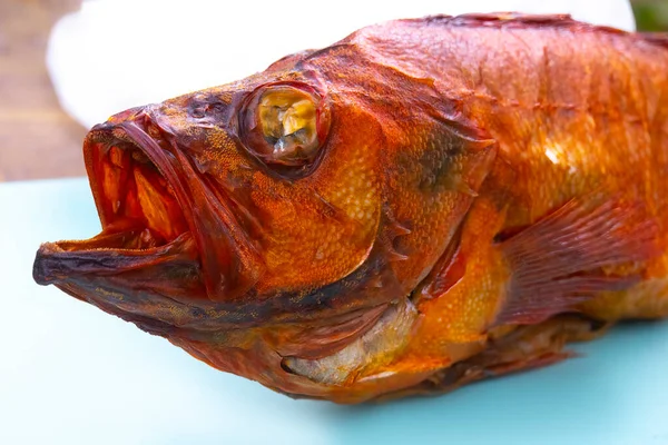 Pescado Bajo Ahumado Caliente Aislado Sobre Fondo Blanco —  Fotos de Stock