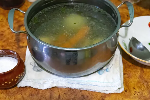 Sopa Verduras Frescas Sartén Sobre Mesa — Foto de Stock