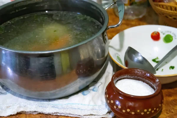 テーブルの上の鍋に新鮮な野菜スープ — ストック写真