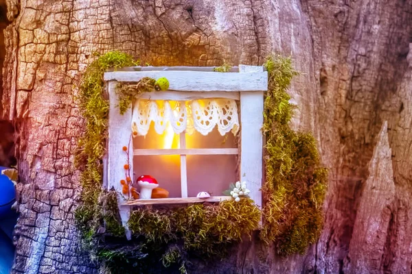 Uma linda floresta encantada de conto de fadas com grandes árvores