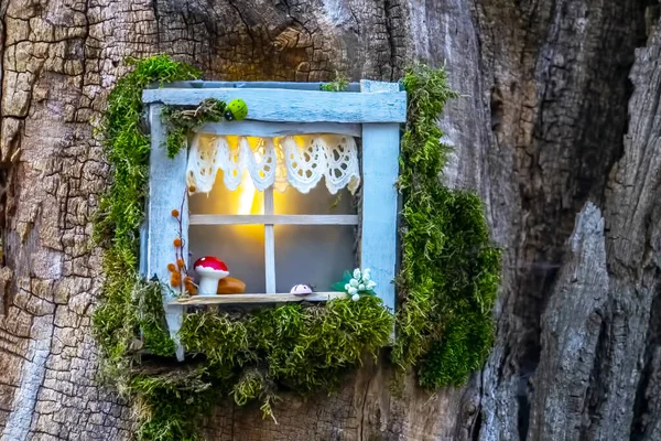 Casa Madeira Crianças Pequenas Tronco Árvore Uma Casa Gnomo Uma — Fotografia de Stock