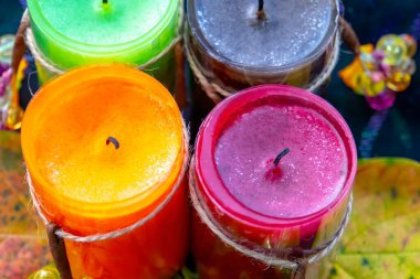 Arka planda renkli mumlar. Çok renkli mumlar. Aroma mumları.