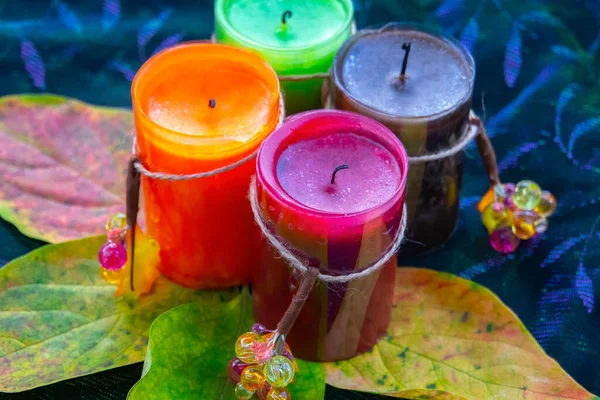 Arka planda renkli mumlar. Çok renkli mumlar. Aroma mumları.