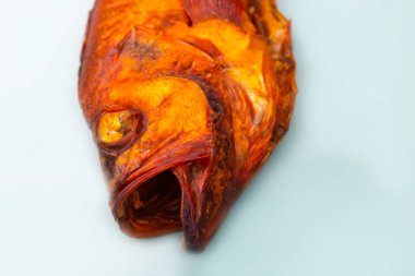 Beyaz arka planda izole edilmiş sıcak füme levrek balığı..