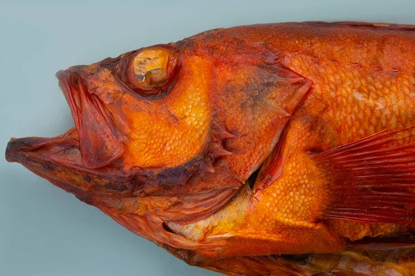 Pesce Basso Affumicato Caldo Isolato Sfondo Bianco — Foto Stock