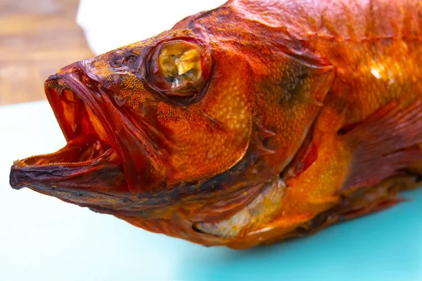 Pesce Basso Affumicato Caldo Isolato Sfondo Bianco — Foto Stock