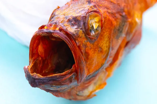 Pesce Basso Affumicato Caldo Isolato Sfondo Bianco — Foto Stock