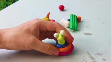 Beyaz arka planda izole edilmiş renkli plastik çubuklar. Çocuklar için gökkuşağı modelleme kil oyunu ve yaratıcılık.