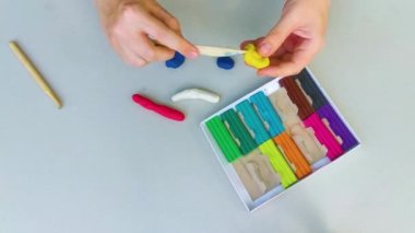 Beyaz arka planda izole edilmiş renkli plastik çubuklar. Çocuklar için gökkuşağı modelleme kil oyunu ve yaratıcılık.