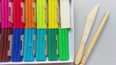 Beyaz arka planda izole edilmiş renkli plastik çubuklar. Çocuklar için gökkuşağı modelleme kil oyunu ve yaratıcılık.