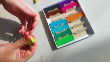 Beyaz arka planda izole edilmiş renkli plastik çubuklar. Çocuklar için gökkuşağı modelleme kil oyunu ve yaratıcılık.