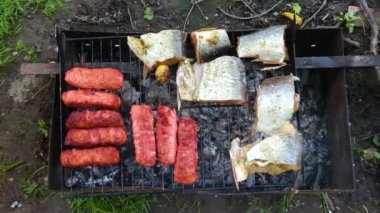 Izgara tabakta et ve bitkilerle ızgara balık, yakın görüş. Izgara deniz çerezi, barbekü.