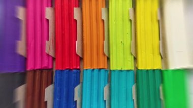 Beyaz arka planda izole edilmiş renkli plastik çubuklar. Çocuklar için gökkuşağı modelleme kil oyunu ve yaratıcılık.