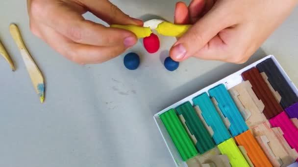 Conjunto Palos Plastilina Colores Aislados Sobre Fondo Blanco Arco Iris — Vídeo de stock