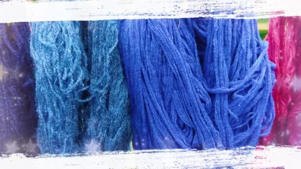 ウールのカラフルな糸は 屋外のクロッシンプと布にかかっています — ストック動画