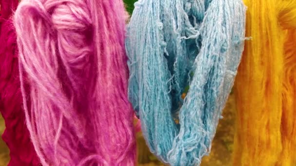 Yünlü Renkli Iplikler Dışarıda Çamaşır Mandallarıyla Bir Çamaşır Ipinde Asılı — Stok video