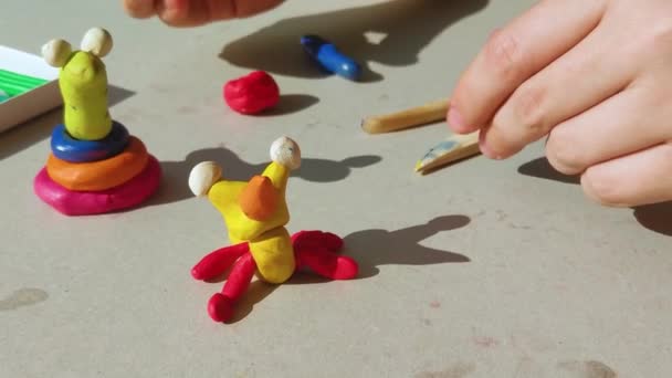 Set Van Kleurrijke Plasticine Sticks Geïsoleerd Witte Achtergrond Rainbow Modelleren — Stockvideo