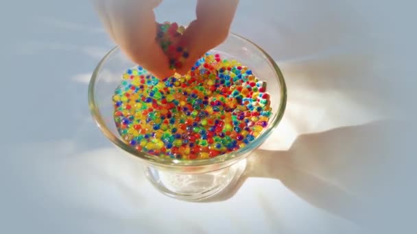 Viele Kleine Gummibärchen Glas Bunte Bonbonbons Bunte Hydrogelkugeln Oder Aqua — Stockvideo